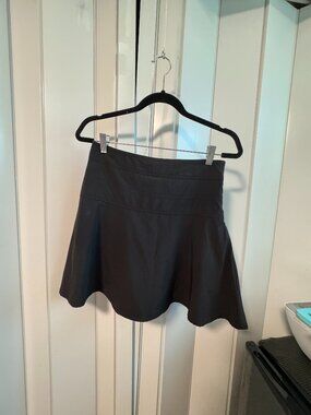 ATHLETA WOMEN SIZE 6 SKORT  ZIP WAIST BACK POCKET PLOWY SKIRT